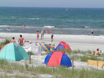 Einen Sandstrand gibt es auch in St. Peter-Ording (20 km).