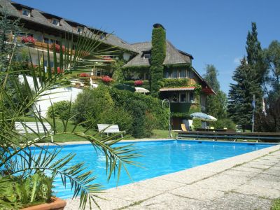 Der Pool im Garten des Hotel Walkner im Salzburger Seeland
