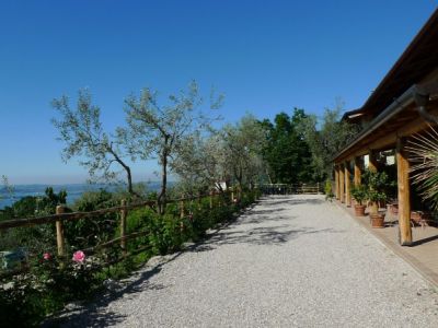 Die gro�e Terrasse des Reiterhofs