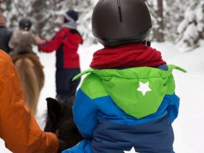 Landhotel in Tirol, Winterreise Tirol, Ponyreiten Winter Schnee Helm