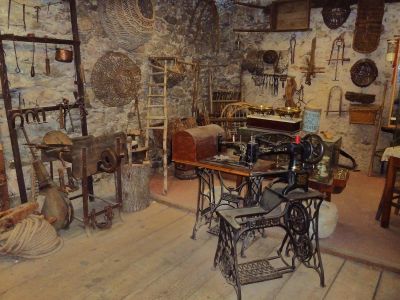 ...mit landwirtschaftlichen Ger�ten und b�uerlichen M�beln der Vergangenheit