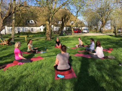 Yoga im Garten am Watt Familienurlaub Yogaurlaub