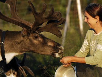 Erstes Kennenlernen mit kleiner Bestechung (Foto: Sandra Peter und Jochen Oetinger)