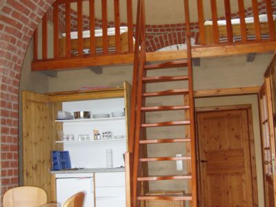 Schlafgalerie in einer Kuppel-Maisonette f�r Familien im Lehmhaus in Gl�cksburg