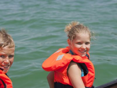 Gl�ckliche Kinder beim Familienurlaub in �sterreich