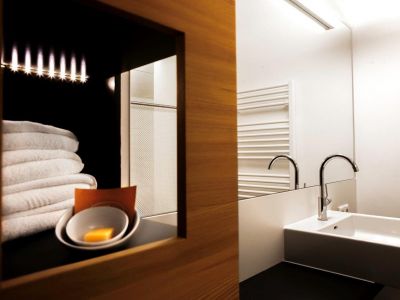 modernes Bad Waschbecken L�rchenholz Familienzimmer