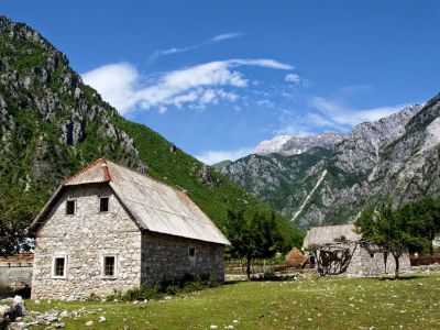 Albanien H�tte im Tal