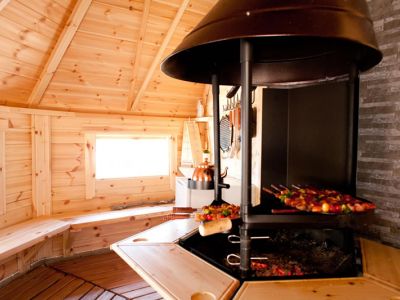 Familienurlaub Finnland gem�tliche Einrichtung der Grillh�tte Kaita