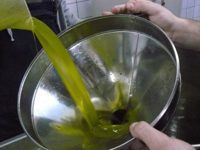 Das �l wird gefiltert.