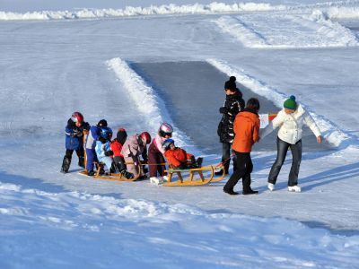 Rodelpartie auf der Schlittschuhbahn (� Hannes Dabernig)