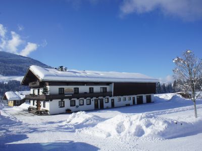 Familien-Skiurlaub in Tirol: Romantisch ist der Bauernhof von Schnee umgeben 