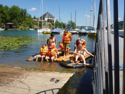 Kinder mit Flo� im Urlaub am Obertrumer See