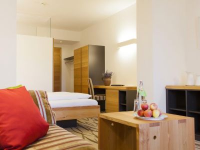 Familienhotel Tirol Familienzimmer Sofa L�rche Naturholz