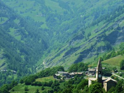 Valle Maira Wandern: Blick auf Elva mit seiner ber�hmten Kirche