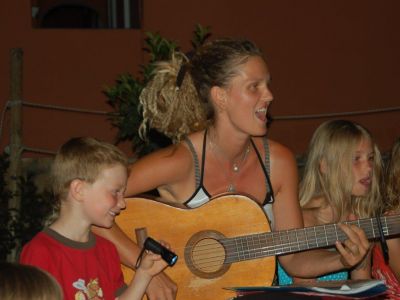 Korfu Honigtal Gitarre am Lagerfeuer