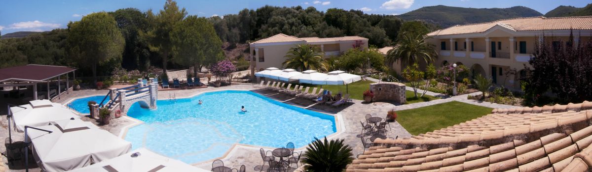 Pool im Strandhotel Karavostasi