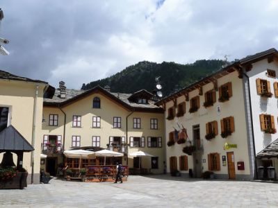 der Hauptplatz von Gressoney-La-Trinit� im Aostatal